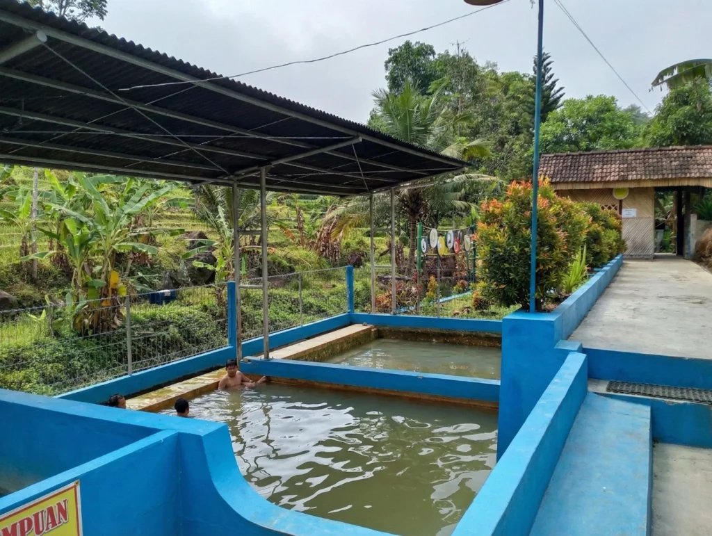 Kolam pemandian air hangat desa diwak